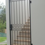 puerta hacia jardin